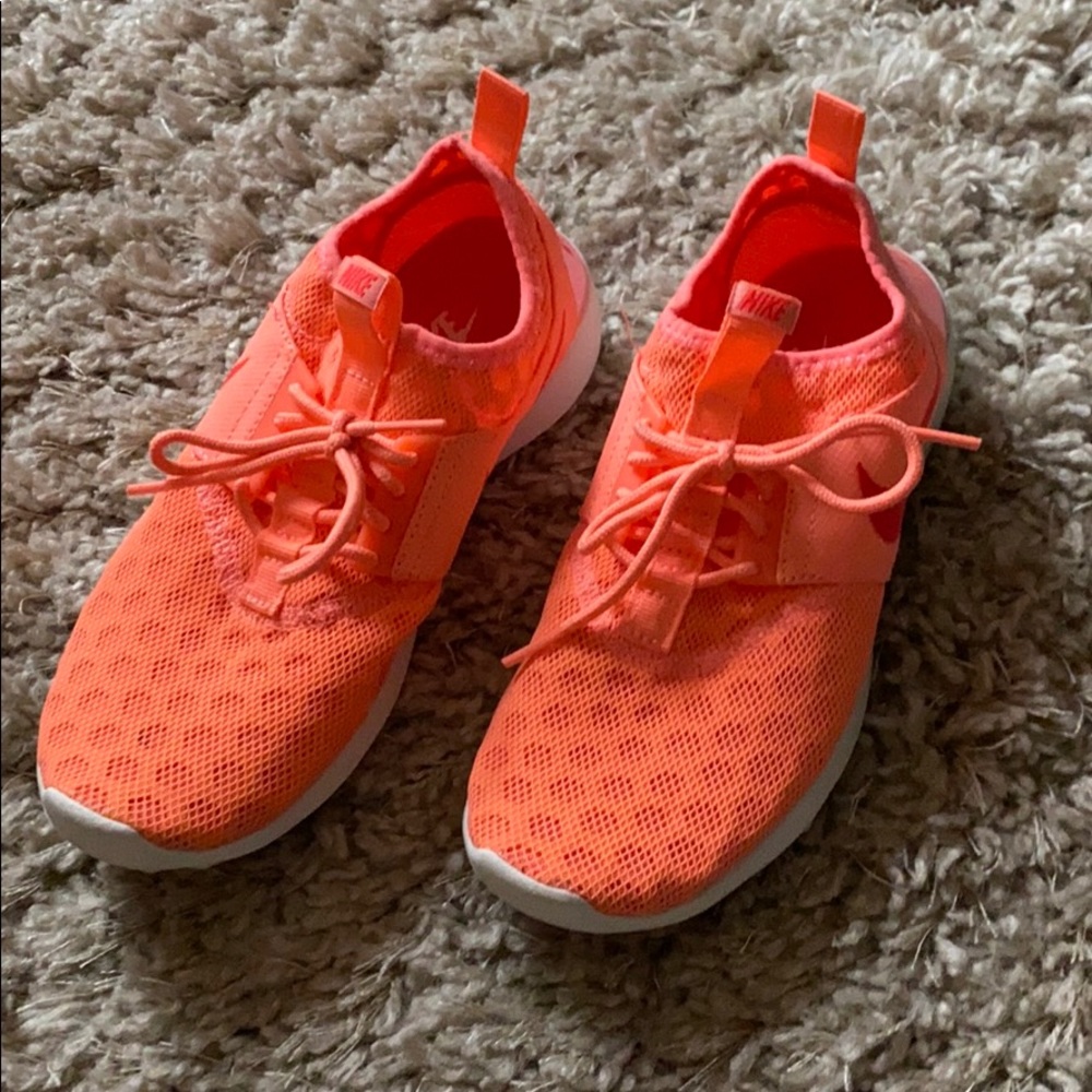 Nike sneakers size 6 excellent condition!